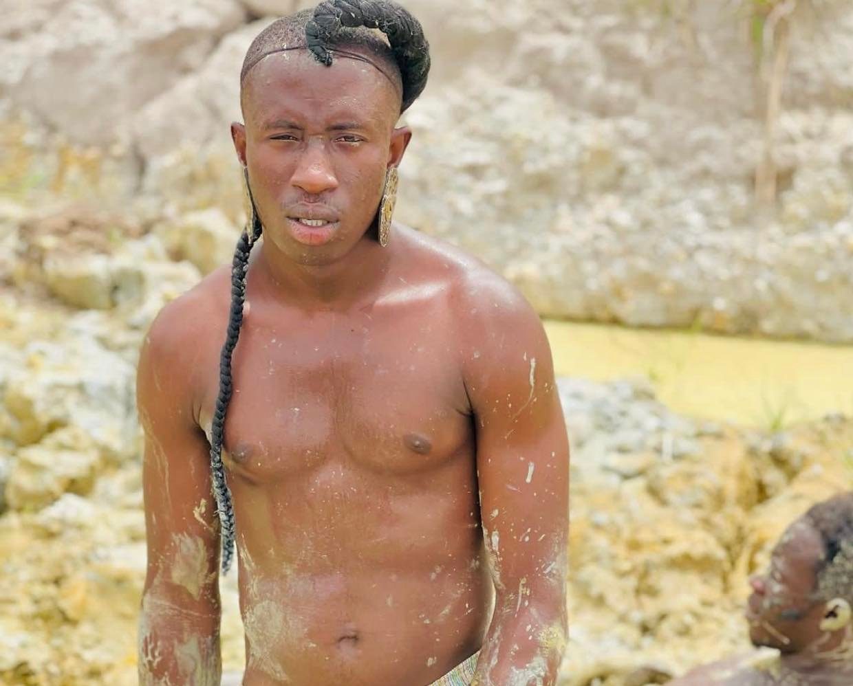 C-Confion in promotional photos for Akaklito movie